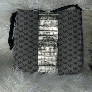 MICHAEL KORS Shoulder or  Crossbody Purse 👛 in EUC.